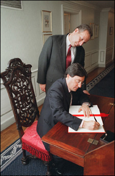 Photo of Francisco Santos, Larry Summers