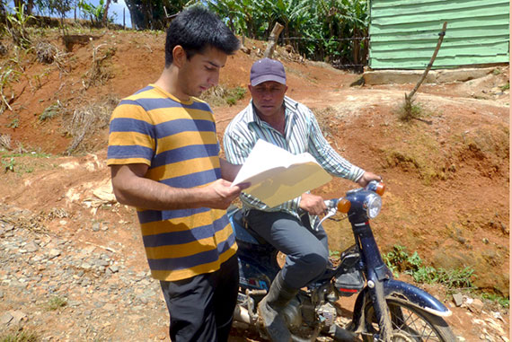 Harvard student Manuel Ramos ’15 and Luis Ciprian discussed construction plans.