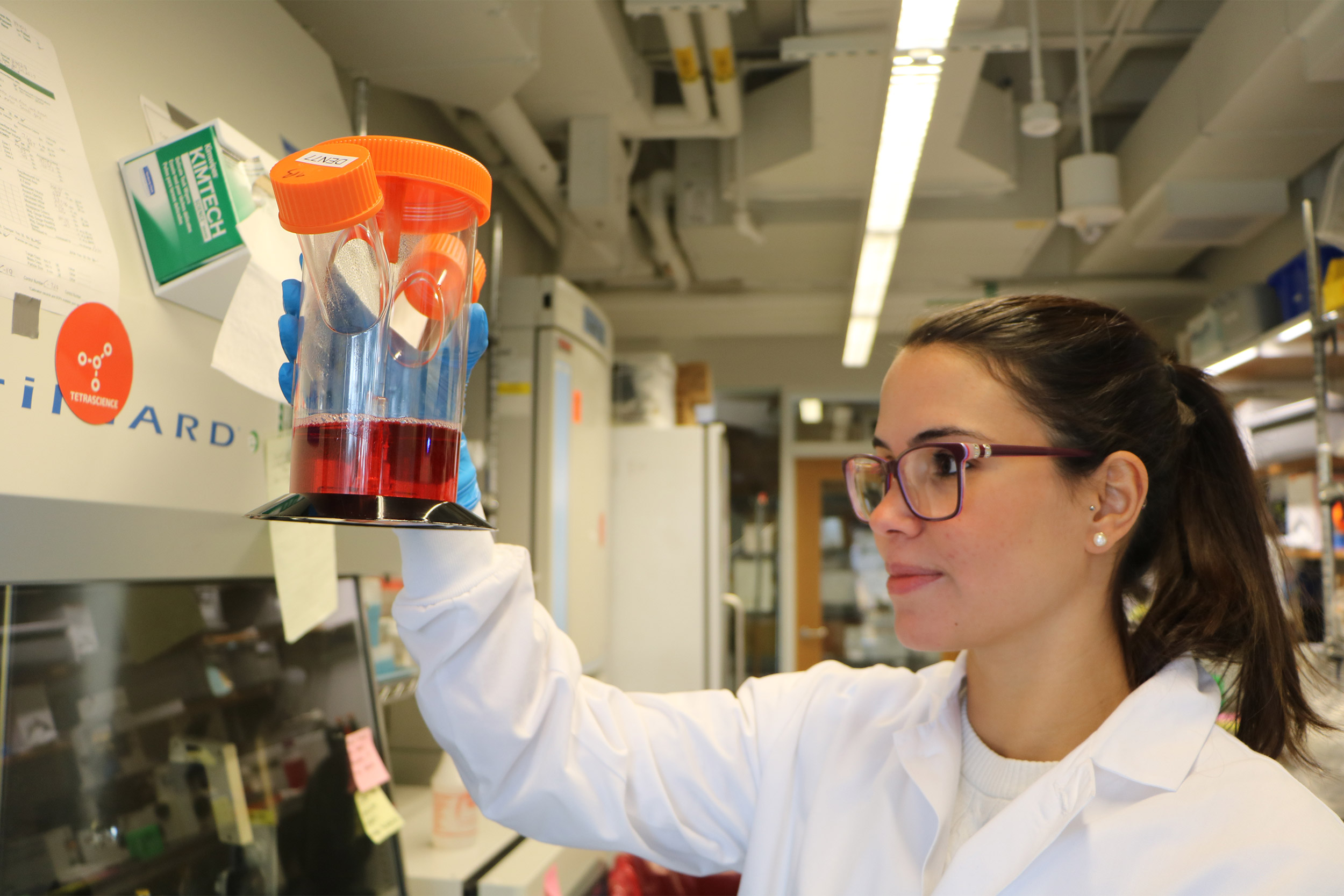 Nayara Leite holding flask of beta cells