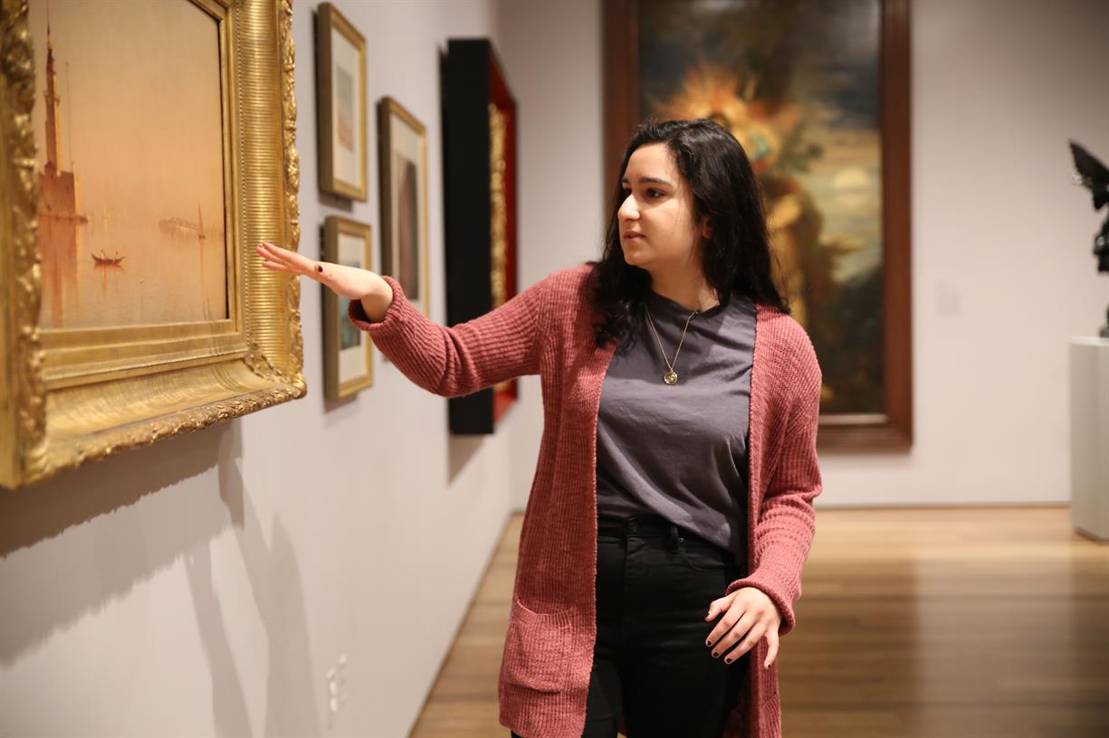 Ali giving a tour of the Harvard Art Museum