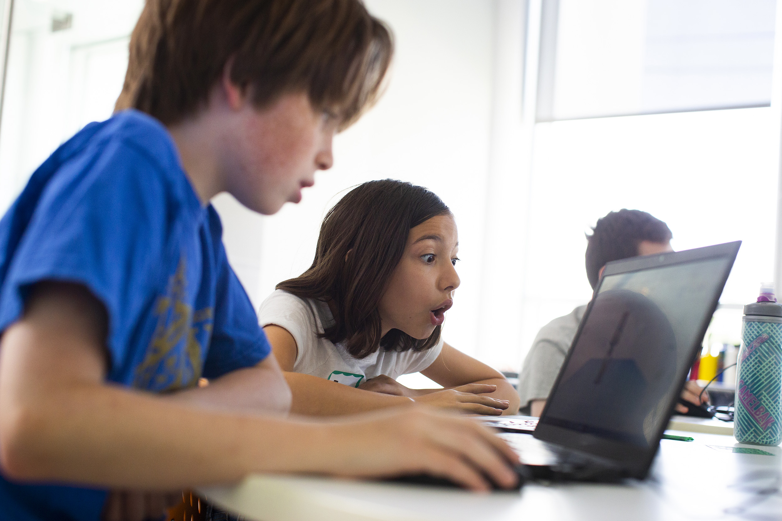 Oskar Monahan and Eva Lynch look at a computer.