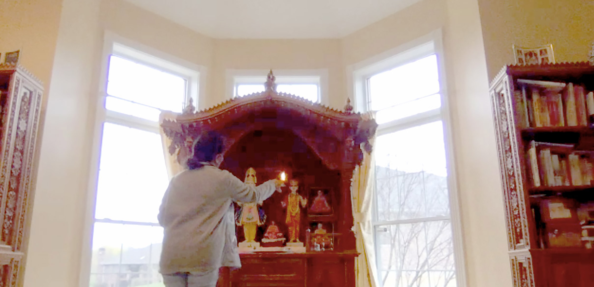 Purvi Parikh, mother of student Pranati Parikh, offering aarti.