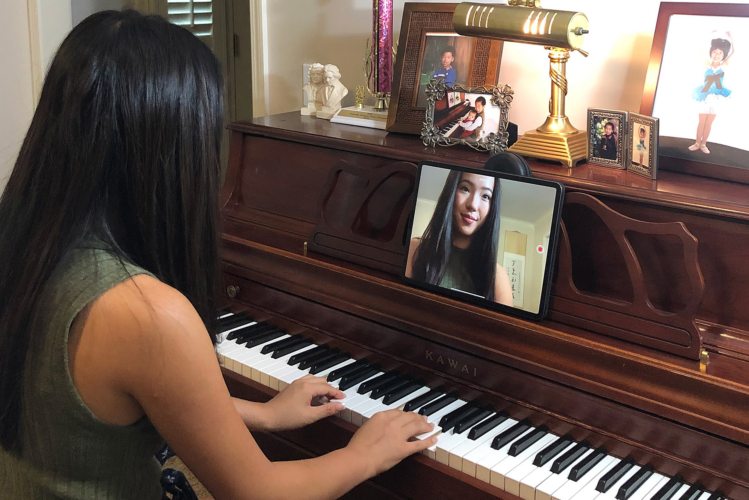 Lucy Tu playing piano.