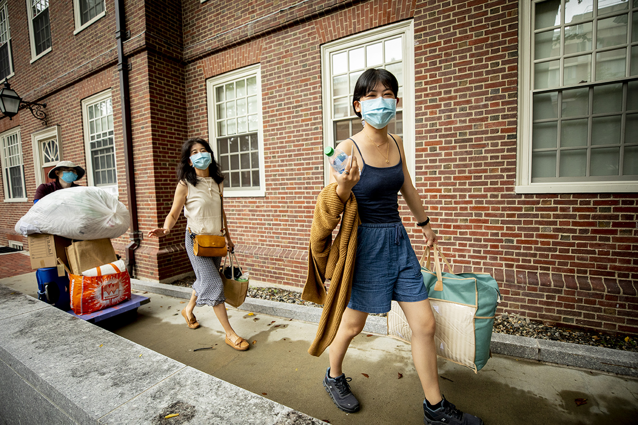 Olivia Zhang, '23, moves into Stone Hall at Quincy House.