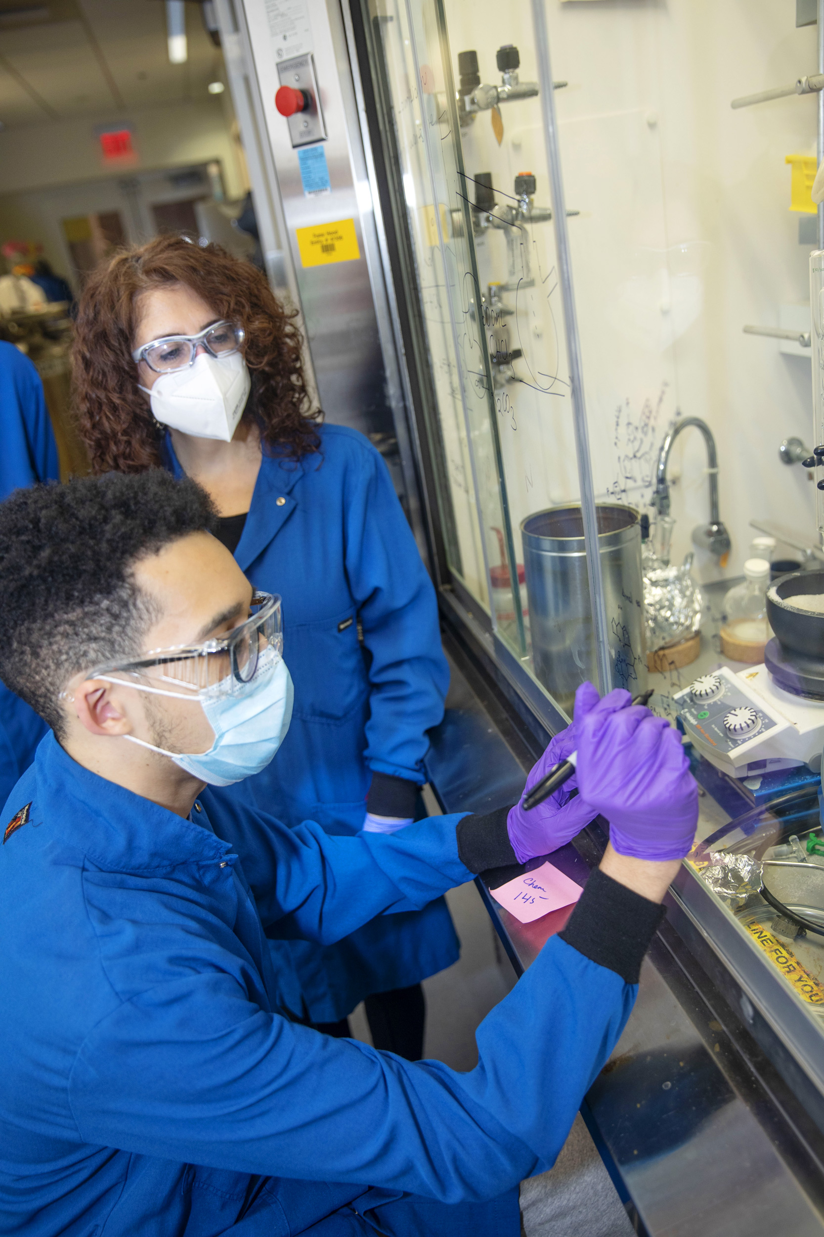 Dilek Dogutan-Kiper, principal research scientist, and Stephon Fagan-Avery ’23 do the same during a lab course called “Experimental Inorganic Chemistry,” CHEM 145.