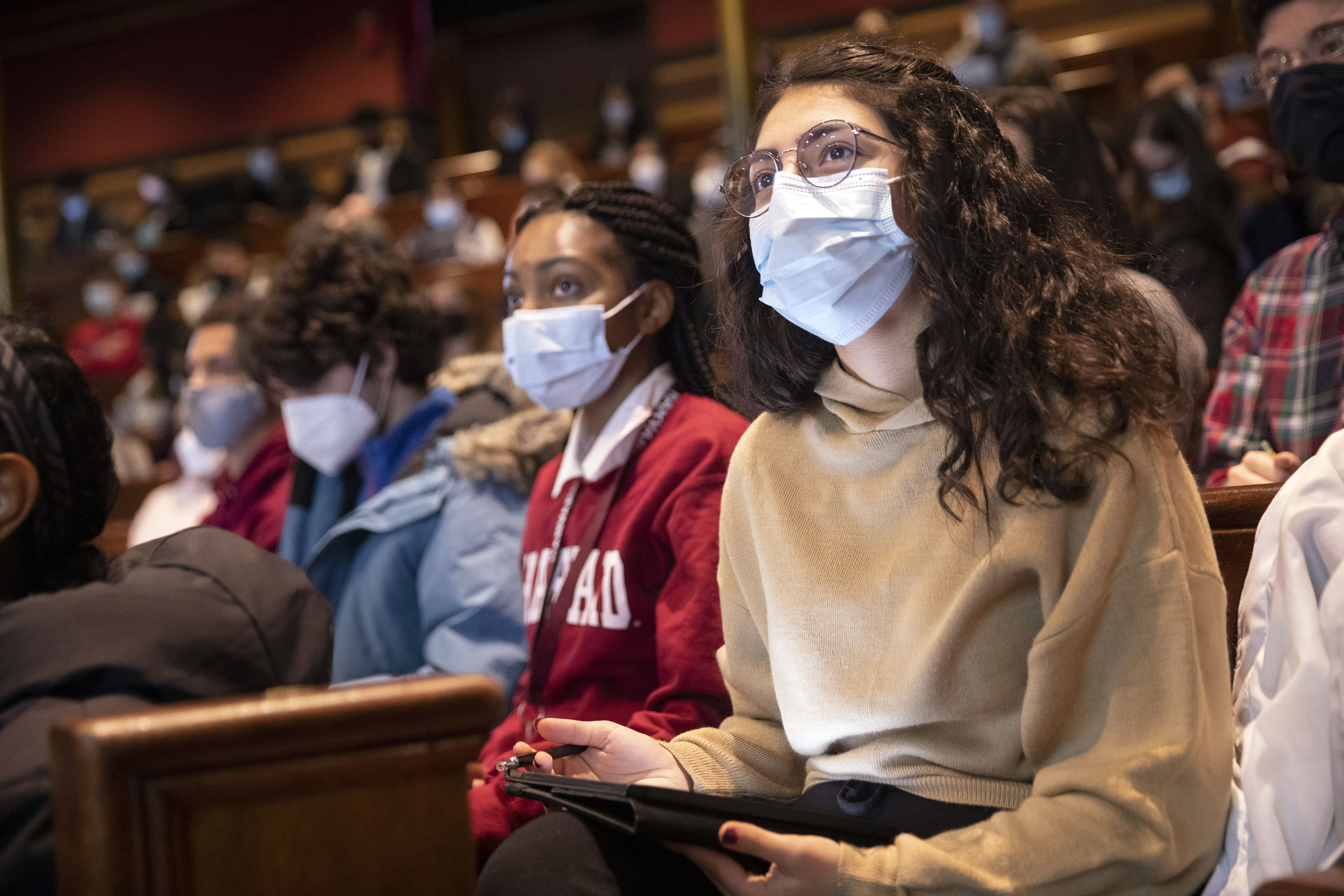 Dicle Ezgi Ekinci ’25 (right) and Dorcas Gadri ’25 (left) listen to Andrew Berry teach “Life Sciences 1a."