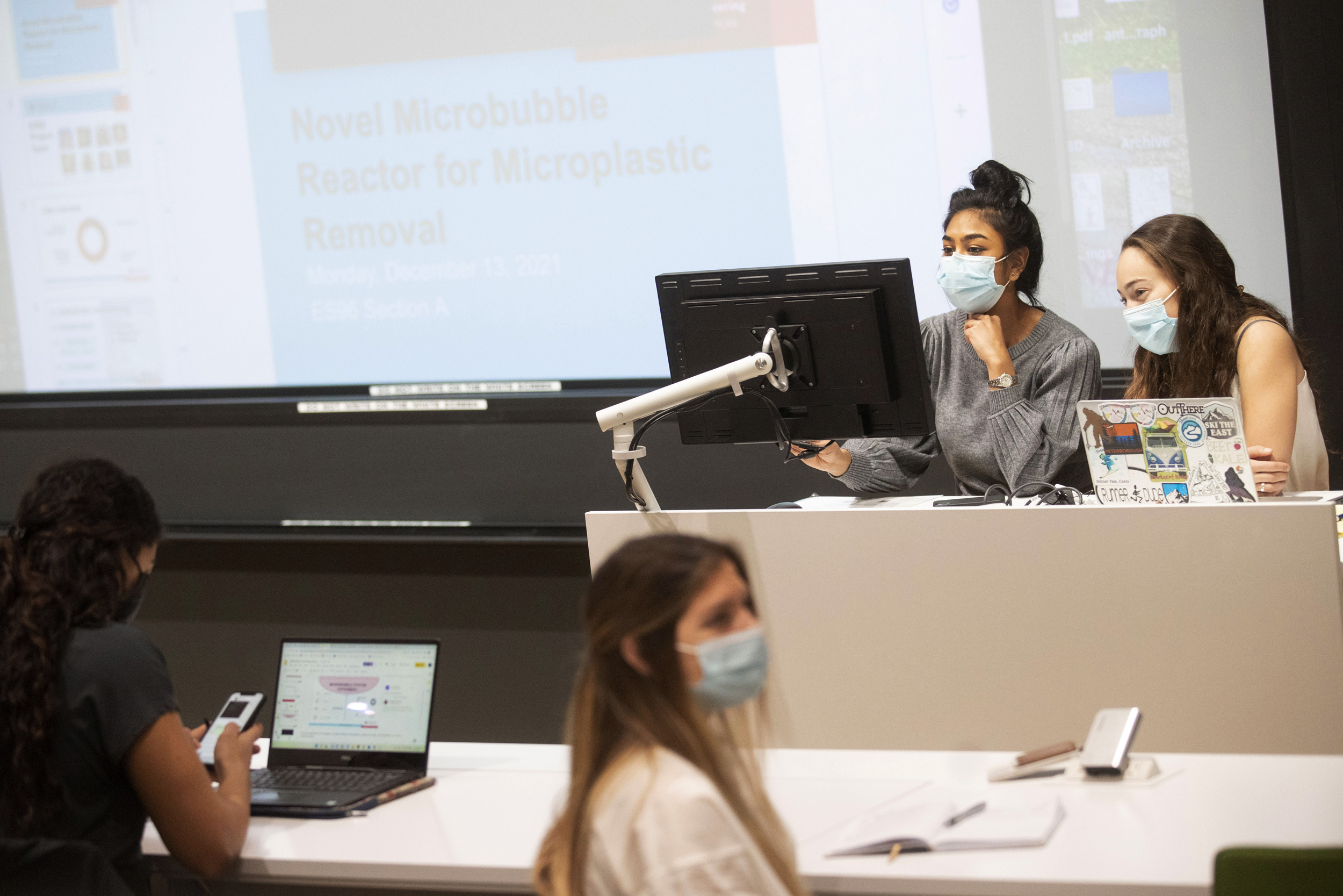 Danika Rodrigues (left) helps Ursula Volz ’22 prepare a final presentation for a sustainability lab project as part of Engineering and Problem-Solving and Design ES 96.