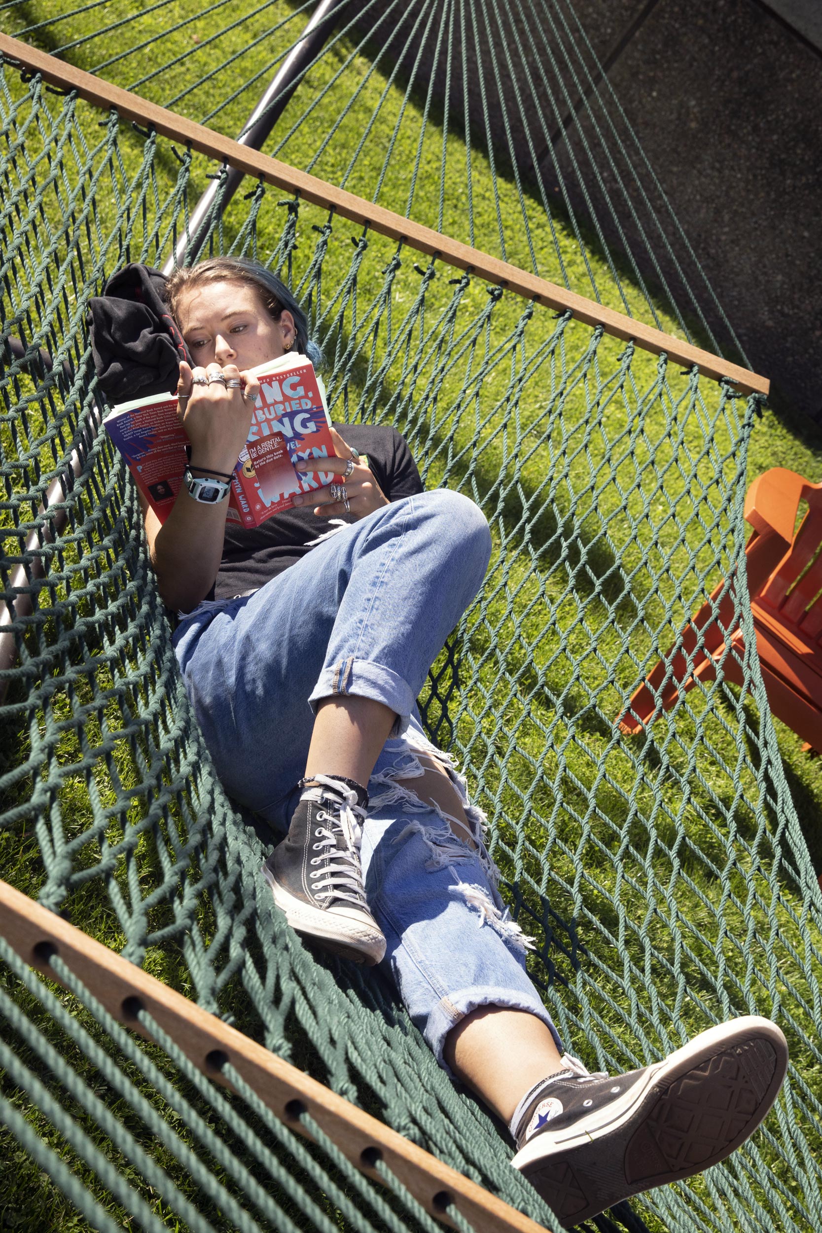 Jordan Rowe '24 reads a book.