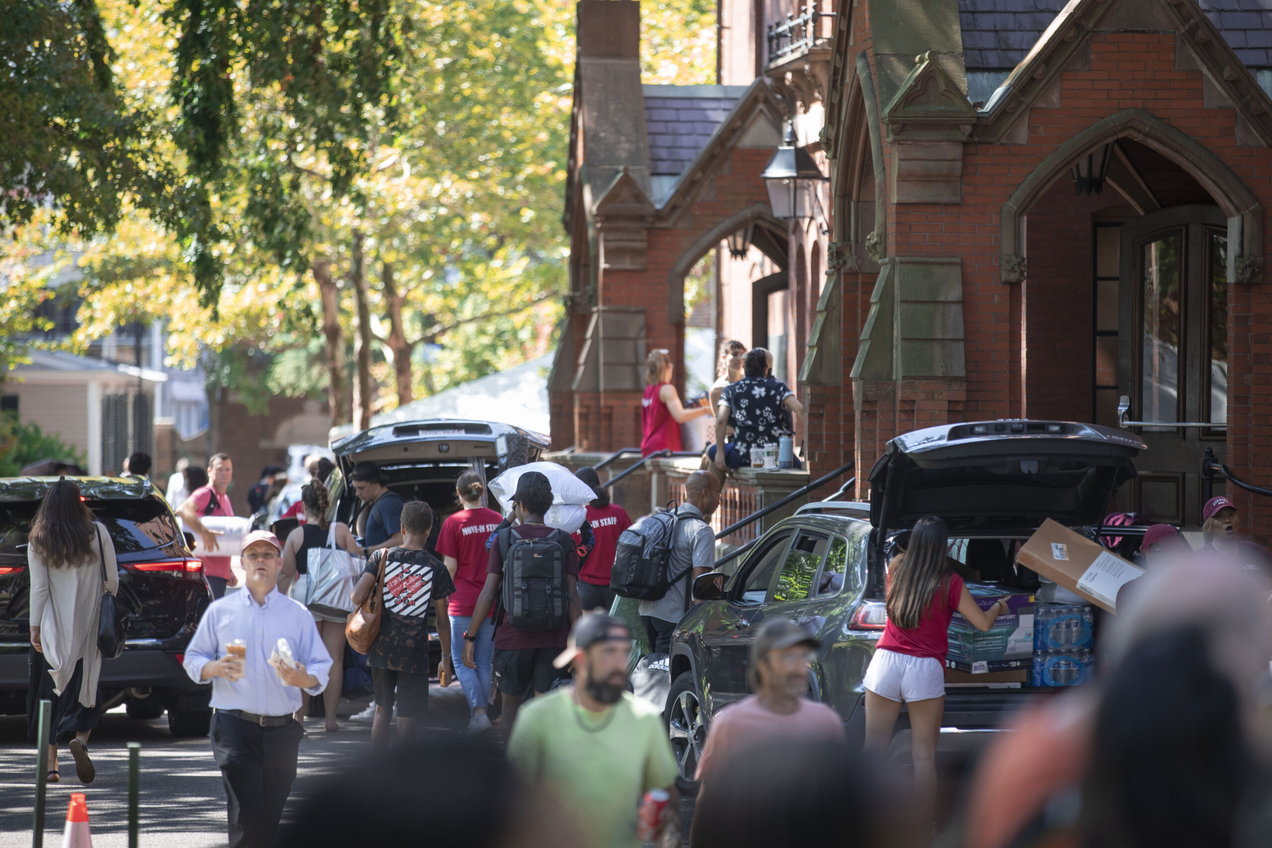 First-years made their way into Harvard Yard during move in day.