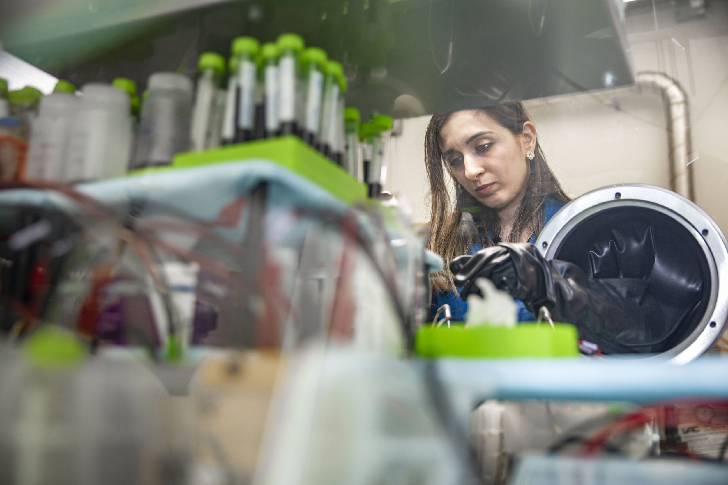 Kiana Amini uses a fume hood electrochemical carbon capture.