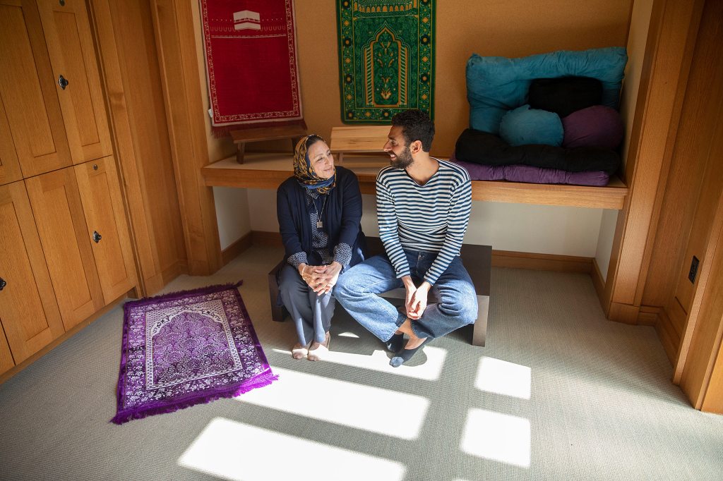 Yaseen Eldik and Sanaa Nadim pray.