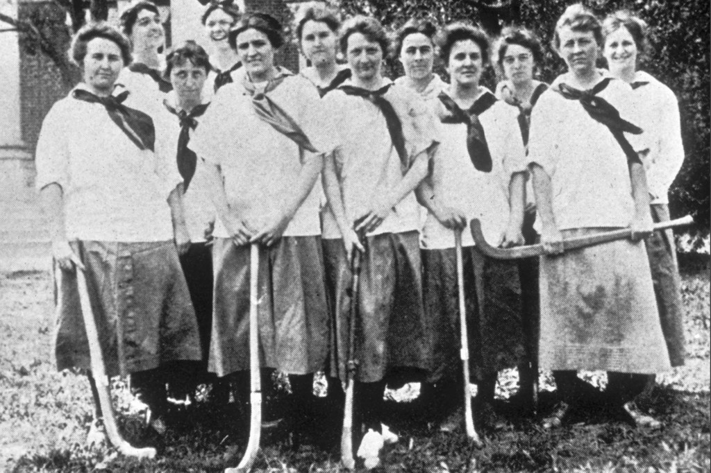 Radcliffe 1915 women's hockey team.