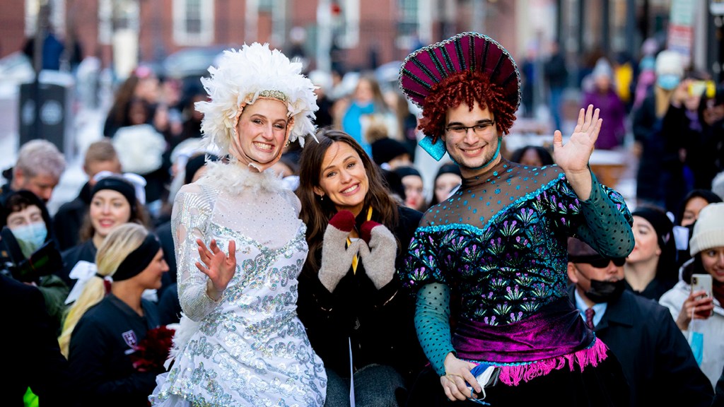 Hasty Pudding cast parades Jennifer Garner, flanked by Lyndsey Mugford and Nick Amador, through Harvard Square.