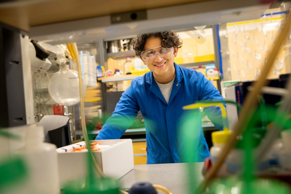 Abel Rodríguez in a science lab. 