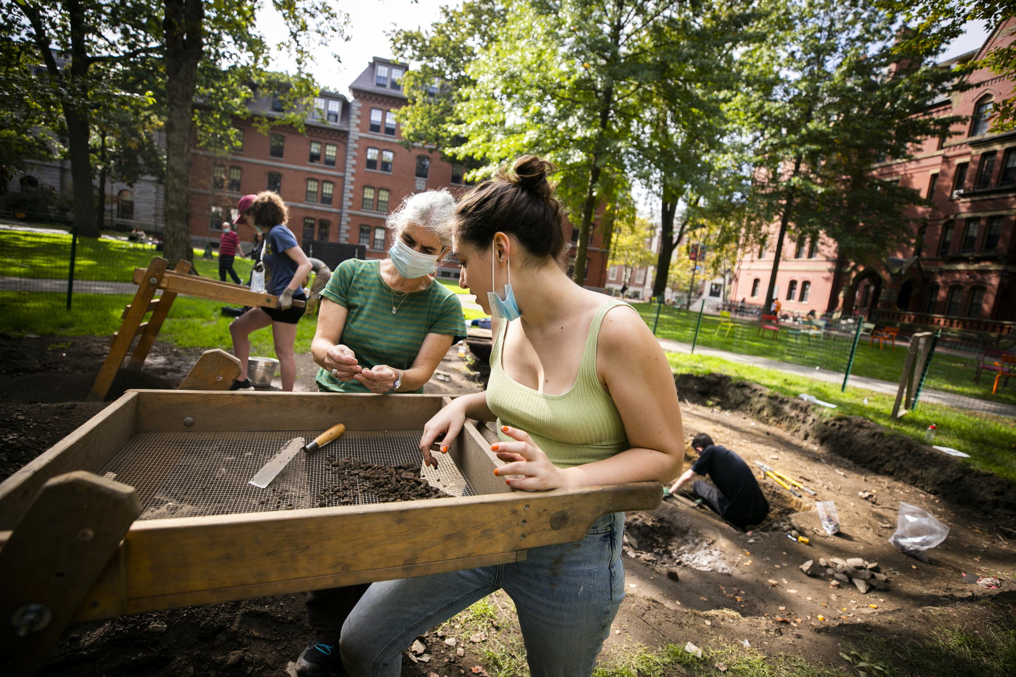 Patricia Capone speaks with Sarah Faber '24 as she sifts through her findings in the Harvard Yard Archaeology Project.