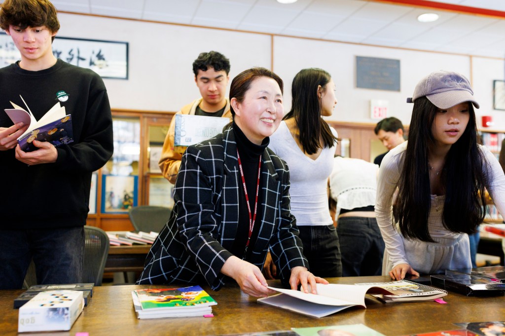 Mikyung Kang talks to students about K-pop collections.