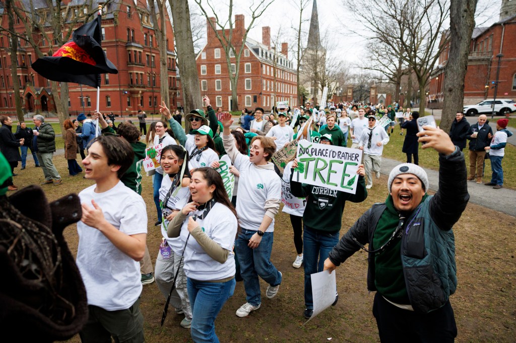 Students from Currier House arriving into Harvard Yard.